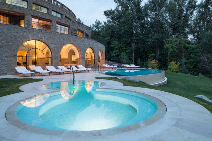 Posthotel exterior image showing the very clean and peaceful pool.