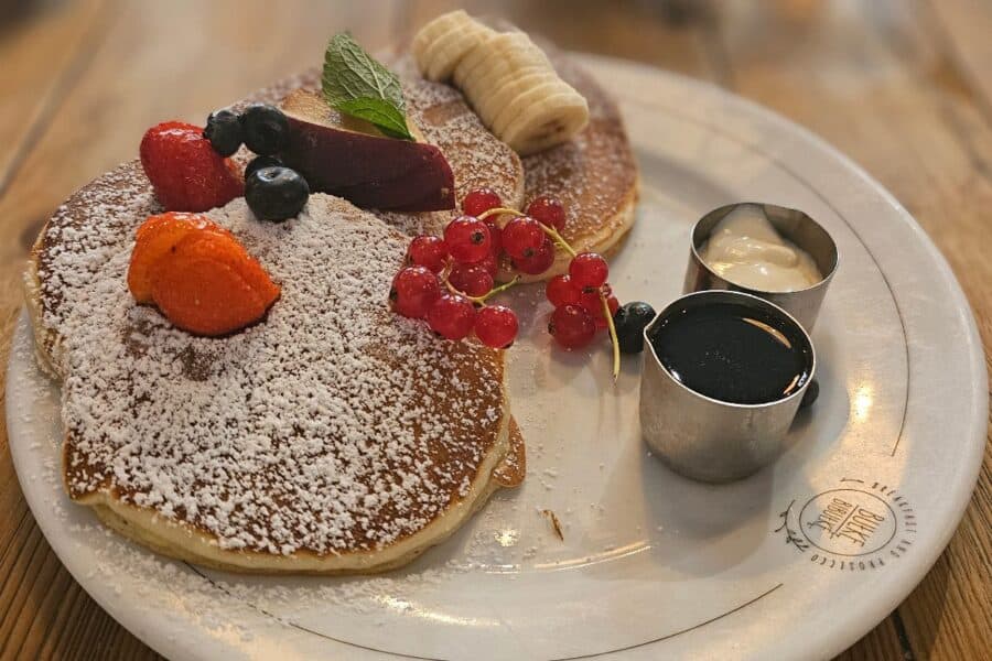 Pancakes with fresh fruit and syrup at Bułkę przez Bibułkę in Warsaw